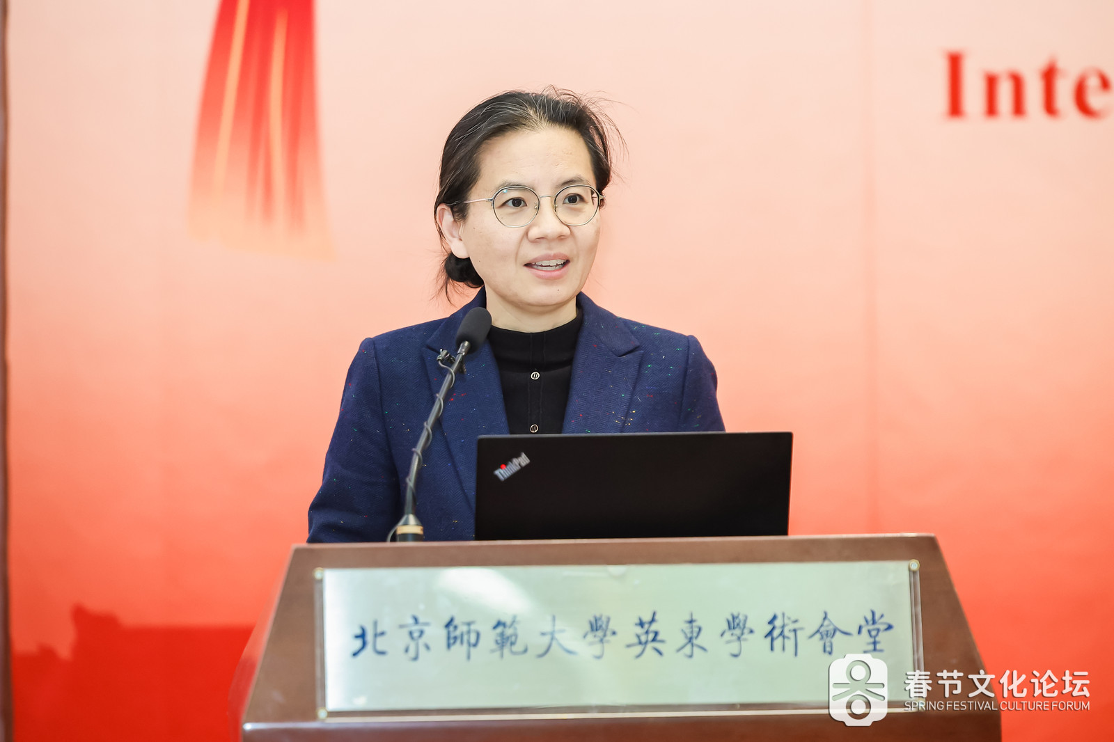 图14:伟德国际国际中文教育公司副经理柯航主持.jpg